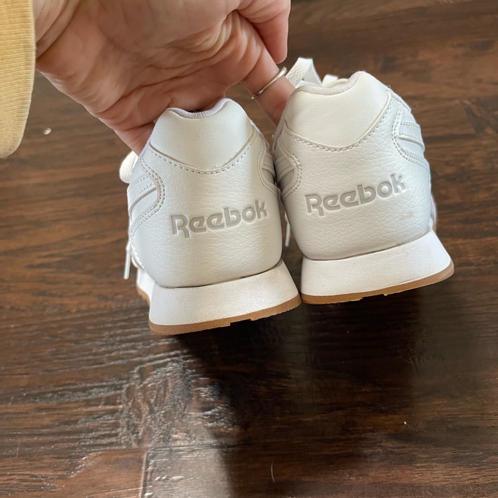 White Reebok size 8.5 - Picture 3 of 5